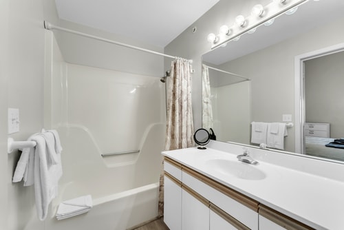 Branson 2BR Retreat | Jacuzzi + Gym + Pools 19 Dwell