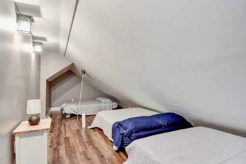 Downtown Milwaukee Area | 4BR Home | Sleeps 14 16 Dwell