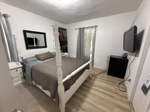 Brickell 2BR Retreat • Patio • Pets OK 2 Dwell