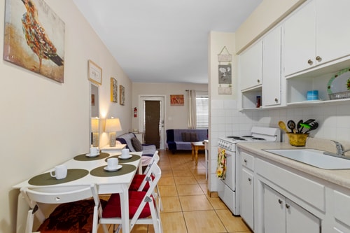 Pet-Friendly 1BR Studio w/ Parking & BBQ, Hollywood 11 Dwell