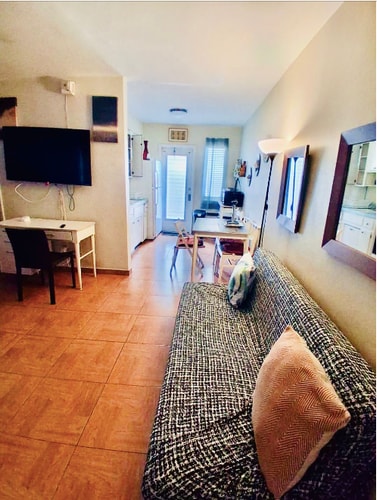 Charming 1BR Hollywood Studio with Garden and BBQ 2 Dwell