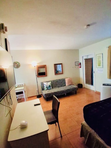 Charming 1BR Hollywood Studio with Garden and BBQ 3 Dwell