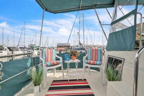 Charming 36ft Yacht | Steps to DTW Anacortes 10 Dwell