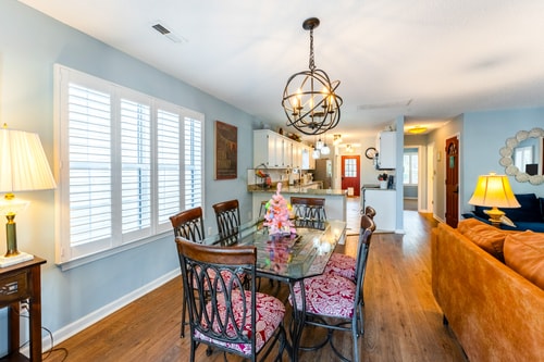 Charming 3-Bed Beach House with bathtub & BBQ 3 Dwell