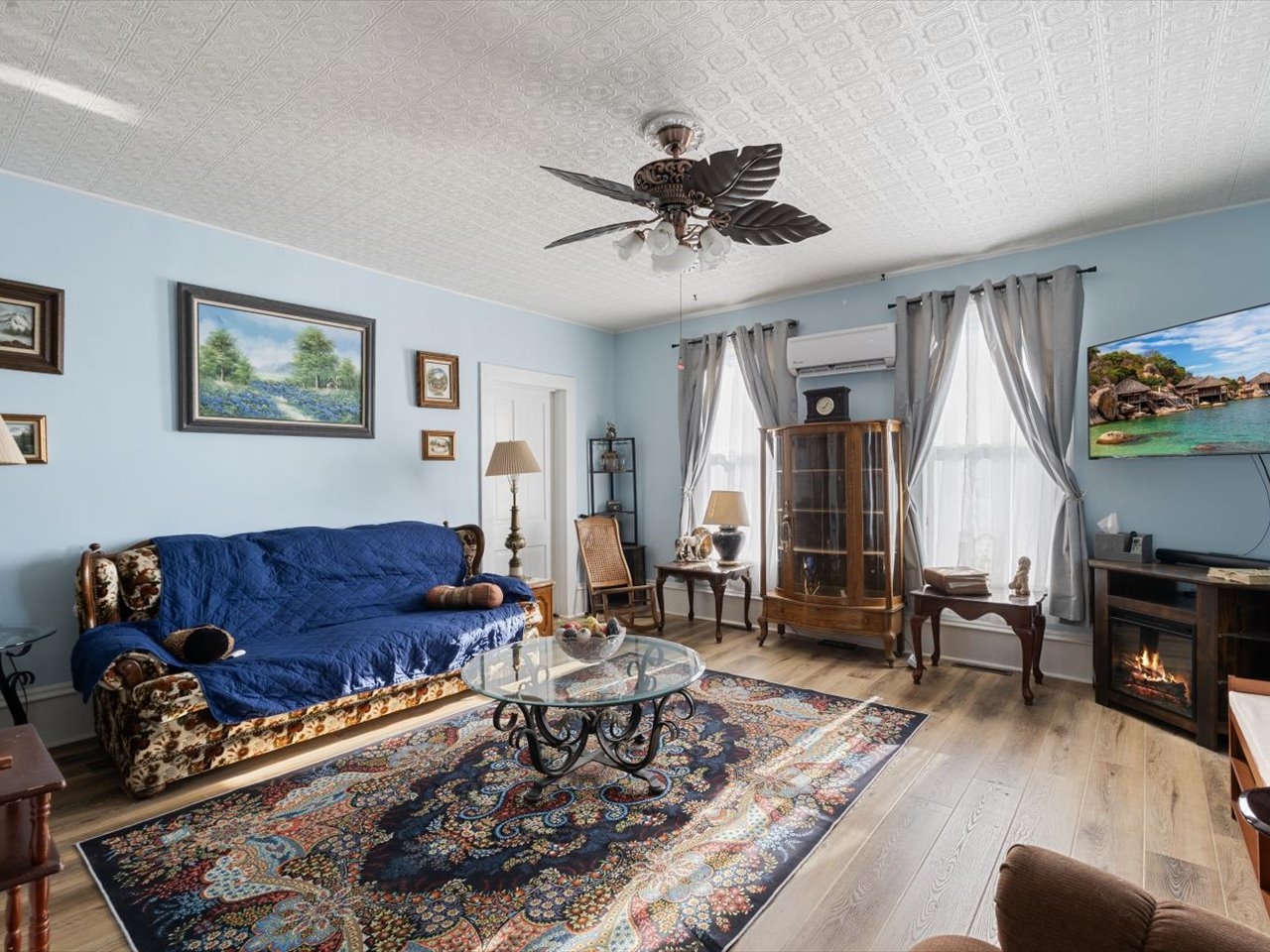 Pet-Friendly Historic 4BR Home in Illinois Dwell