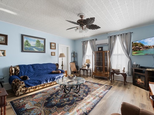 Pet-Friendly Historic 4BR Home in Illinois Dwell