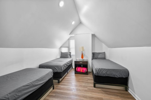 Mexicantown Detroit 2BR | Sleeps 7 + WiFi 13 Dwell