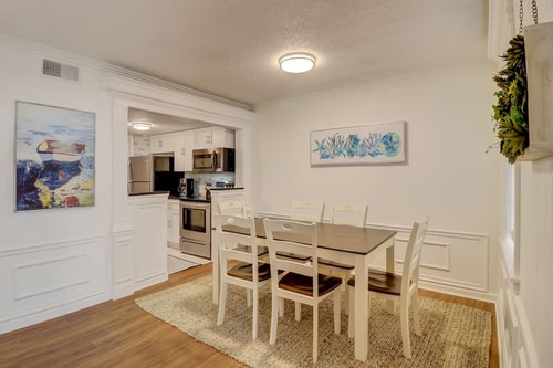 Hilton Head 2BR Townhome | Pool Access 8 Dwell