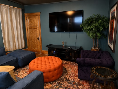 Renovated 3BR Detroit Home | Sleeps 6 1 Dwell