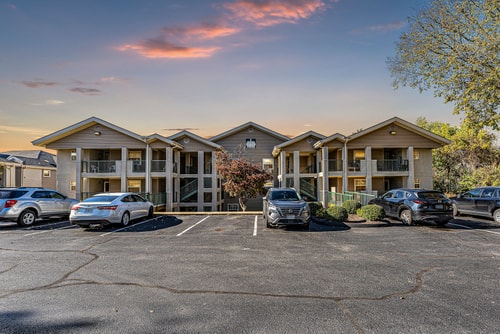 Branson 2BR Retreat | Jacuzzi + Gym + Pools 35 Dwell