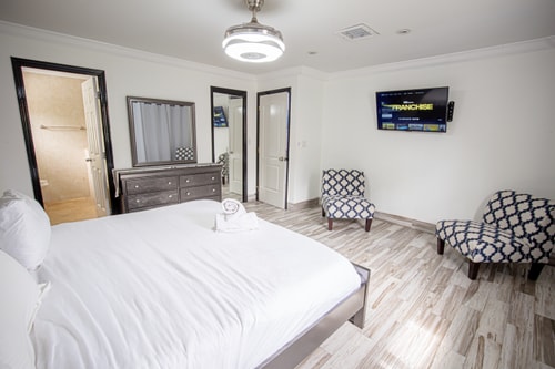 Spacious 5-Bedroom House with Pool in North Miami 20 Dwell