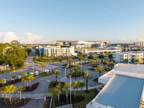 Spacious 3BR | Pool, Gym, Near Beach & Speedway 62 Dwell