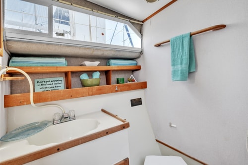 Charming 36ft Yacht | Steps to DTW Anacortes 13 Dwell