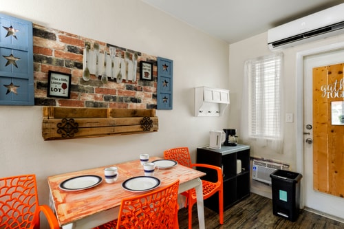 Hollywood 1BR Studio: Pets Allowed, BBQ & Parking 13 Dwell