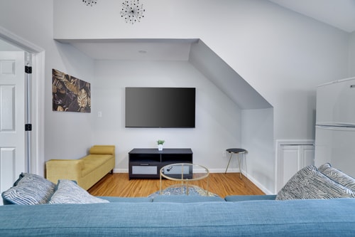 2BR Apt Near EWR & NYC • Workspace + Parking 5 Dwell