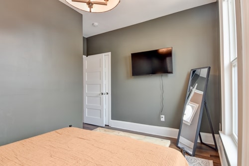 Downtown Milwaukee Area | 4BR Home | Sleeps 14 15 Dwell