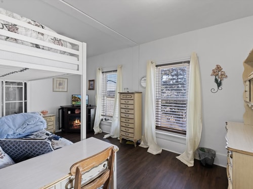 Pet-Friendly Historic 4BR Home in Illinois 27 Dwell