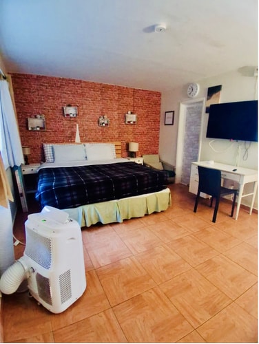 Charming 1BR Hollywood Studio with Garden and BBQ 5 Dwell