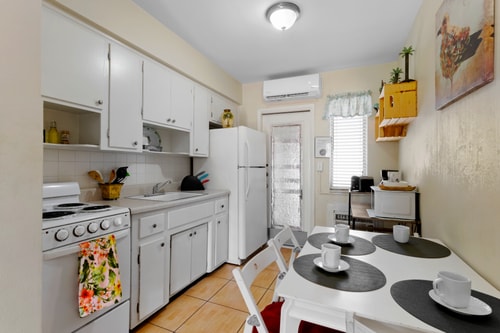 Pet-Friendly 1BR Studio w/ Parking & BBQ, Hollywood 12 Dwell