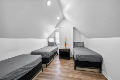 Mexicantown Detroit 2BR | Sleeps 7 + WiFi 11 Dwell