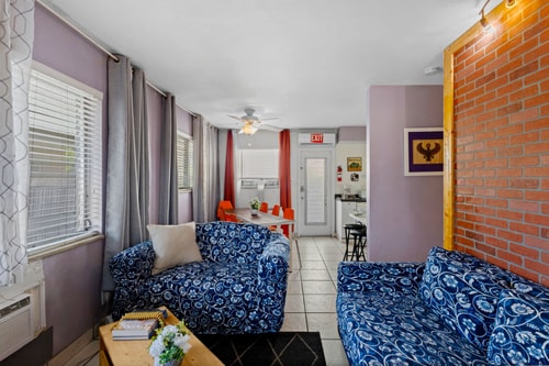 Bright 2BR Getaway | BBQ, Garden & Parking 6 Dwell