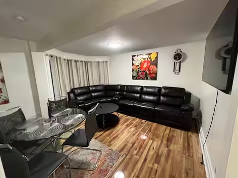 Cozy 2BR in Niagara Falls + Backyard 1 Dwell