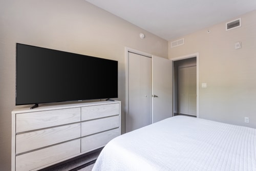 Spacious 3BR | Pool, Gym, Near Beach & Speedway 17 Dwell