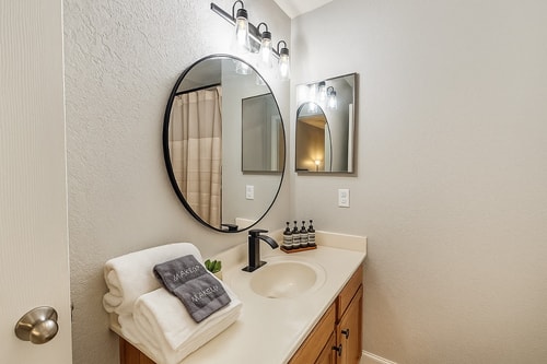 Disney-Area 3BR Townhome | Sleeps 9 | Pool + Gym 11 Dwell