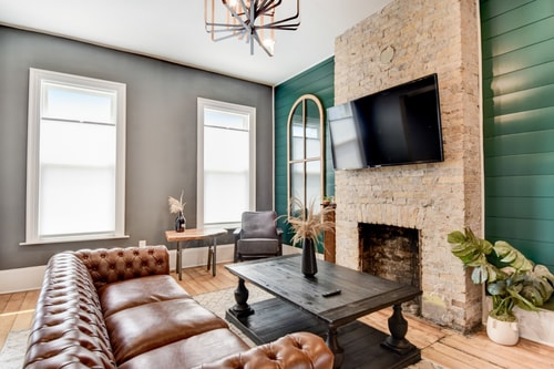 Downtown Milwaukee Area | 4BR Home | Sleeps 14 Dwell