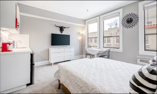 Beachside Palm Beach Condo | Pool & Walk to Sea 4 Dwell