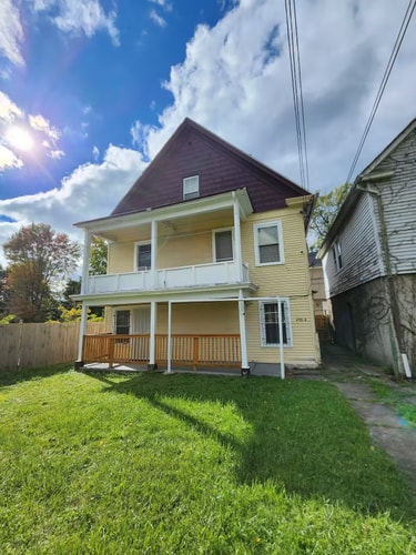 Spacious 3BR Niagara Stay + Backyard Dwell
