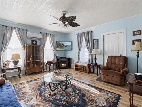 Pet-Friendly Historic 4BR Home in Illinois 12 Dwell