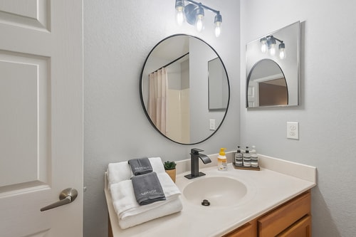 Disney-Area 3BR Townhome | Sleeps 9 | Pool + Gym 10 Dwell