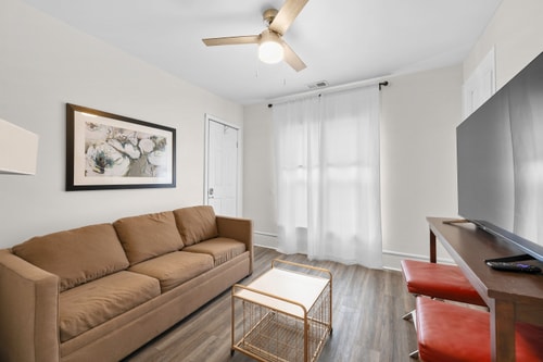 Mexicantown Detroit 2BR | Sleeps 7 + WiFi 4 Dwell