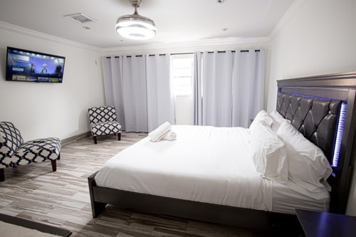 Spacious 5-Bedroom House with Pool in North Miami 22 Dwell