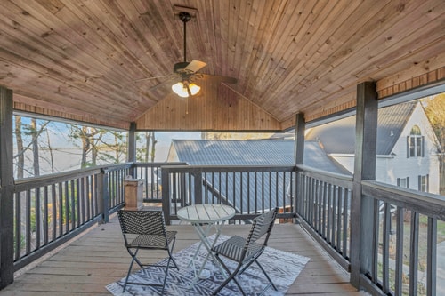 Lakefront Gilbert Suite | Balcony + WiFi 4 Dwell