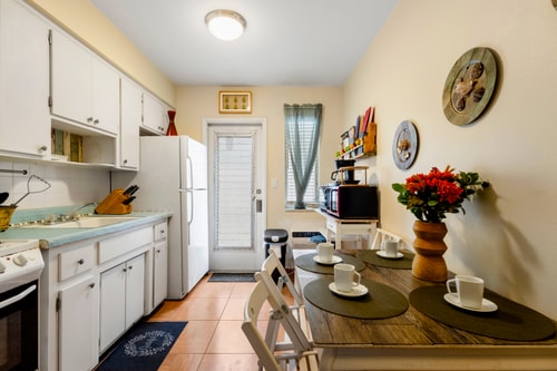 Pet Friendly Stylish Studio in Hollywood 1 Dwell