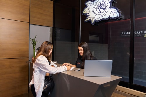 Rosa Negra Haven | Cozy Stadio Aparta-Suite 16 Dwell