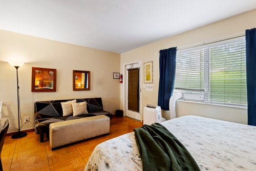 Pet Friendly Stylish Studio in Hollywood 10 Dwell