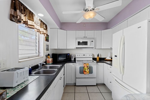 Bright 2BR Getaway | BBQ, Garden & Parking 11 Dwell