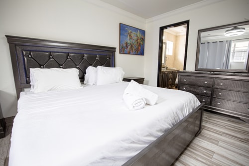 Spacious 5-Bedroom House with Pool in North Miami 21 Dwell