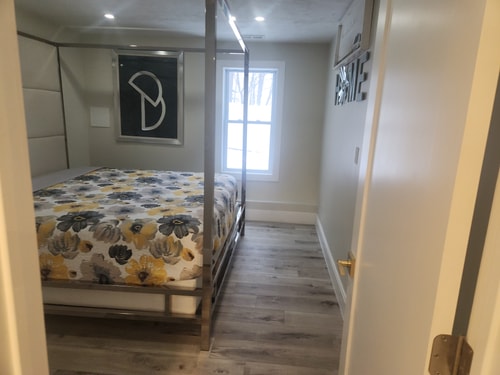 Shrewsbury King Suite | 100in TV + Shower 3 Dwell