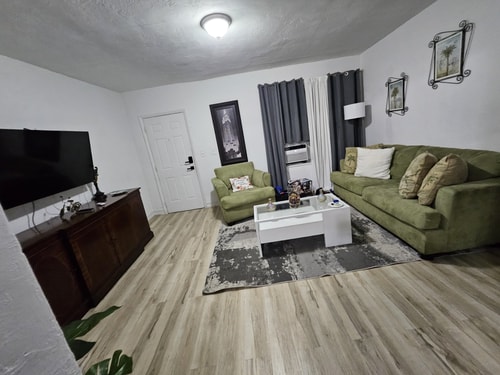 Brickell 2BR Retreat • Patio • Pets OK 19 Dwell