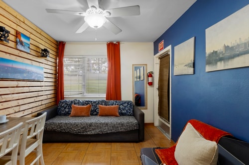 1BR Studio Parking, Pet Friendly and BBQ Area 3 Dwell