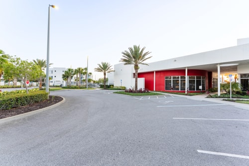 Spacious 3BR | Pool, Gym, Near Beach & Speedway 53 Dwell