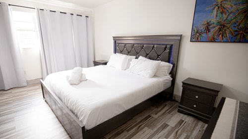 Spacious 5-Bedroom House with Pool in North Miami 40 Dwell