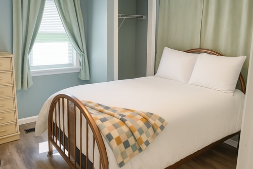 Mercer Lakefront 3BR | Workspace + Pets Dwell