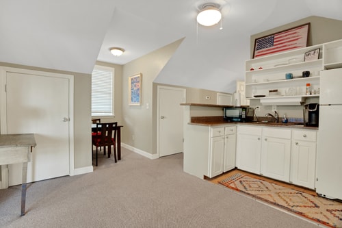 Lakefront Gilbert Suite | Balcony + WiFi 10 Dwell