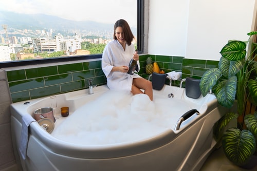 Estadio Jacuzzi Haven | Cozy Rosa Negra Suite Dwell