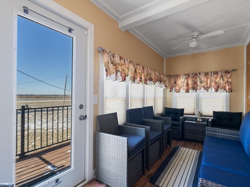 Pet-Friendly Historic 4BR Home in Illinois 29 Dwell